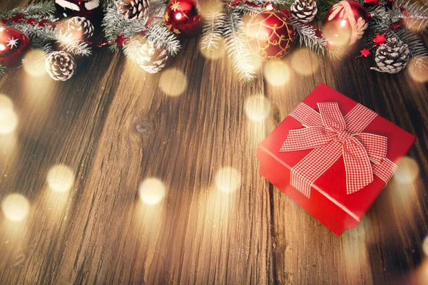 Weihnachtsdekoration Und Lichter Auf Holztisch — Stockfoto