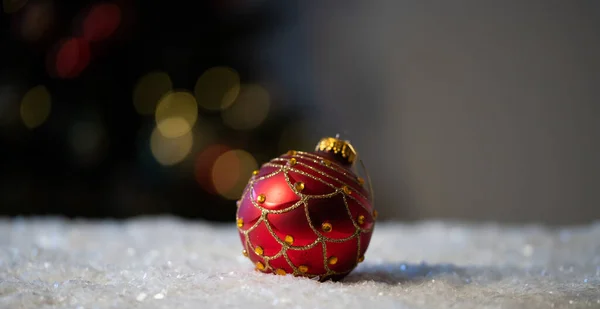 Rote Christbaumkugel Schnee — Stockfoto