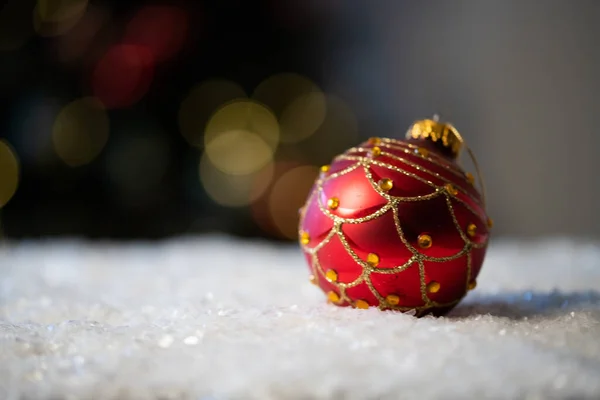 Boule Noël Rouge Dans Neige — Photo