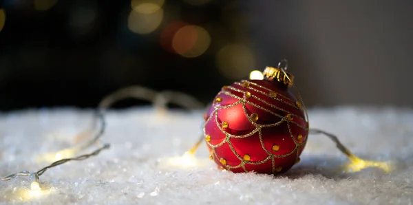 Bola Roja Navidad Nieve —  Fotos de Stock