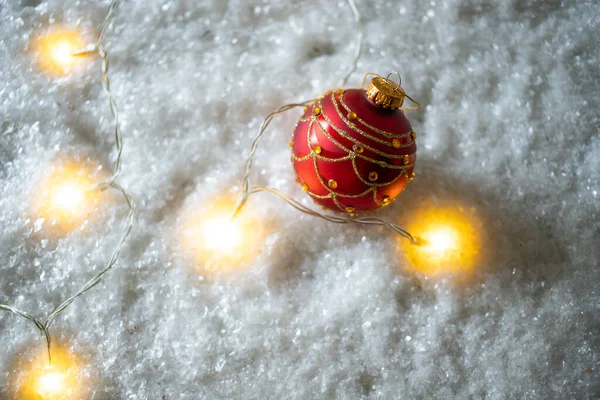 Boule Noël Rouge Dans Neige — Photo