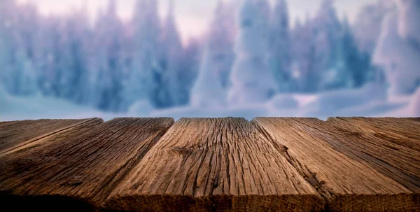 木製のテーブルと雪のモミの木と休日のバナークリスマスタイムモックアップ — ストック写真