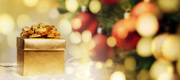 Золотая Коробка Подарков Праздничные Огни — стоковое фото