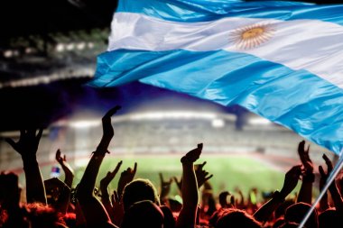 Stadyum ve Arjantin bayrağında futbol taraftarları