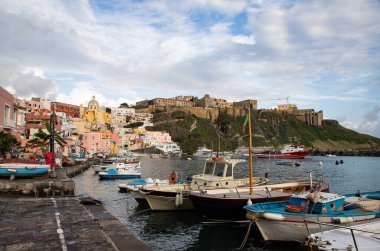 Güzel İtalyan adası, renkli marinası, dar sokakları ve pek çok plajı ile ünlüdür.