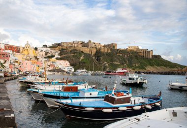 Güzel İtalyan adası, renkli marinası, dar sokakları ve pek çok plajı ile ünlüdür.