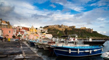 Güzel İtalyan adası, renkli marinası, dar sokakları ve pek çok plajı ile ünlüdür.