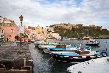 Güzel İtalyan adası, renkli marinası, dar sokakları ve pek çok plajı ile ünlüdür.