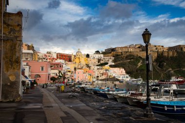 Güzel İtalyan adası, renkli marinası, dar sokakları ve pek çok plajı ile ünlüdür.