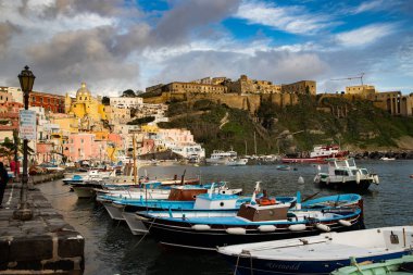Güzel İtalyan adası, renkli marinası, dar sokakları ve pek çok plajı ile ünlüdür.