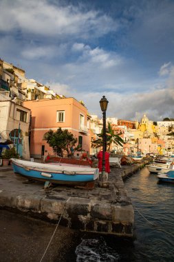 Güzel İtalyan adası, renkli marinası, dar sokakları ve pek çok plajı ile ünlüdür.