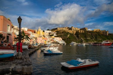 Güzel İtalyan adası, renkli marinası, dar sokakları ve pek çok plajı ile ünlüdür.