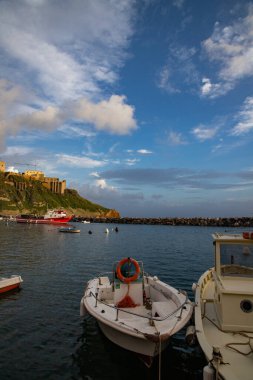 Güzel İtalyan adası, renkli marinası, dar sokakları ve pek çok plajı ile ünlüdür.