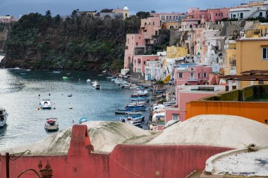 Güzel İtalyan adası, renkli marinası, dar sokakları ve pek çok plajı ile ünlüdür.