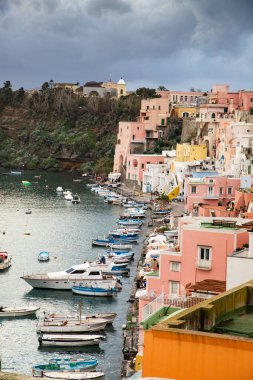 Güzel İtalyan adası, renkli marinası, dar sokakları ve pek çok plajı ile ünlüdür.