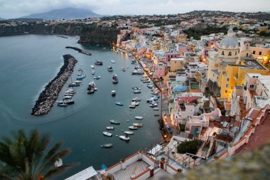 Güzel İtalyan adası, renkli marinası, dar sokakları ve pek çok plajı ile ünlüdür.