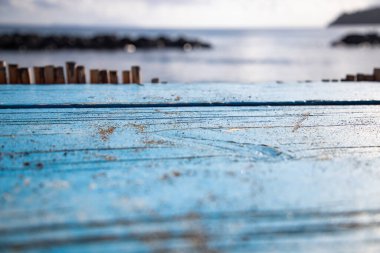 Arkaplanda boş tahta masa ve deniz