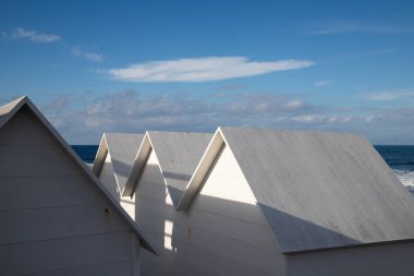 Procida 'da beyaz boş sahil kulübeleri