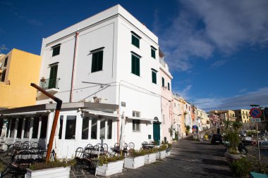 Güzel İtalyan adası, renkli marinası, dar sokakları ve pek çok plajı ile ünlüdür.