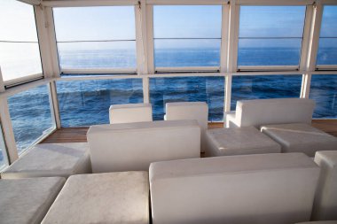 Procida 'da beyaz boş sahil kulübeleri