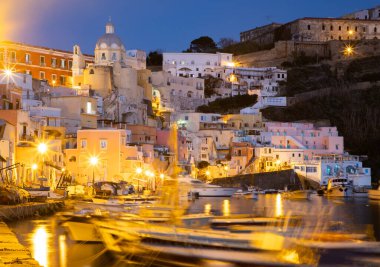 Güzel İtalyan adası, renkli marinası, dar sokakları ve pek çok plajı ile ünlüdür.