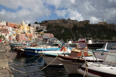 Güzel İtalyan adası, renkli marinası, dar sokakları ve pek çok plajı ile ünlüdür.