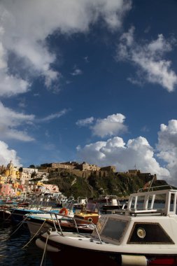 Güzel İtalyan adası, renkli marinası, dar sokakları ve pek çok plajı ile ünlüdür.