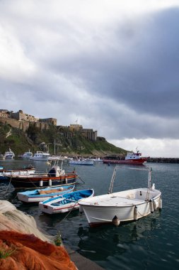Güzel İtalyan adası, renkli marinası, dar sokakları ve pek çok plajı ile ünlüdür.