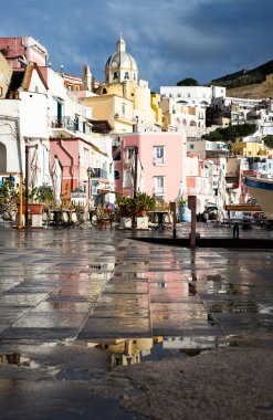 Güzel İtalyan adası, renkli marinası, dar sokakları ve pek çok plajı ile ünlüdür.