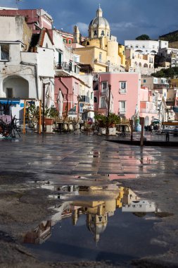 Güzel İtalyan adası, renkli marinası, dar sokakları ve pek çok plajı ile ünlüdür.