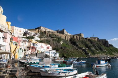 Güzel İtalyan adası, renkli marinası, dar sokakları ve pek çok plajı ile ünlüdür.