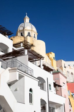 Güzel İtalyan adası, renkli marinası, dar sokakları ve pek çok plajı ile ünlüdür.