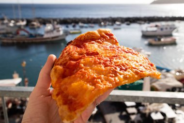 Güzel İtalyan adası, renkli marinası, dar sokakları ve pek çok plajı ile ünlüdür.