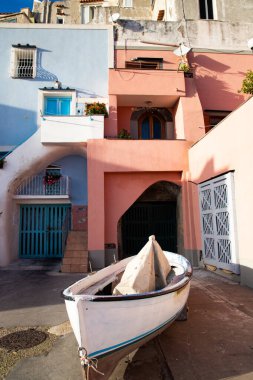 Güzel İtalyan adası, renkli marinası, dar sokakları ve pek çok plajı ile ünlüdür.