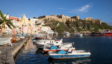 Güzel İtalyan adası, renkli marinası, dar sokakları ve pek çok plajı ile ünlüdür.