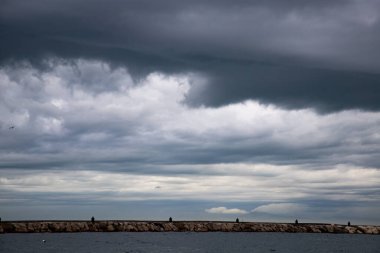 Koyu bulutlu ve aydınlık deniz manzarası