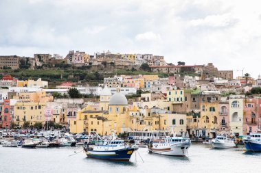 Güzel İtalyan adası, renkli marinası, dar sokakları ve pek çok plajı ile ünlüdür.