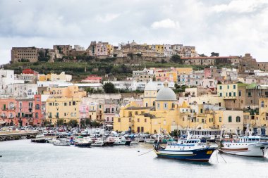 Güzel İtalyan adası, renkli marinası, dar sokakları ve pek çok plajı ile ünlüdür.