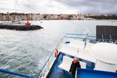 Güzel İtalyan adası, renkli marinası, dar sokakları ve pek çok plajı ile ünlüdür.