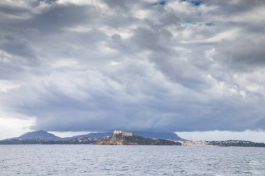 Güzel İtalyan adası, renkli marinası, dar sokakları ve pek çok plajı ile ünlüdür.