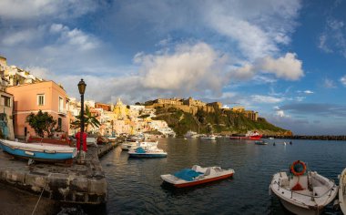 Güzel İtalyan adası, renkli marinası, dar sokakları ve pek çok plajı ile ünlüdür.