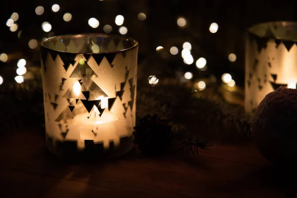 木制背景下的圣诞彩灯和装饰品 — 图库照片