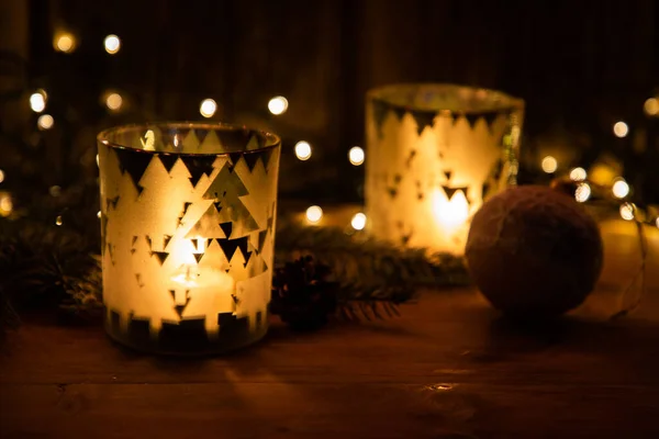 クリスマスの照明と木製の背景の装飾 — ストック写真
