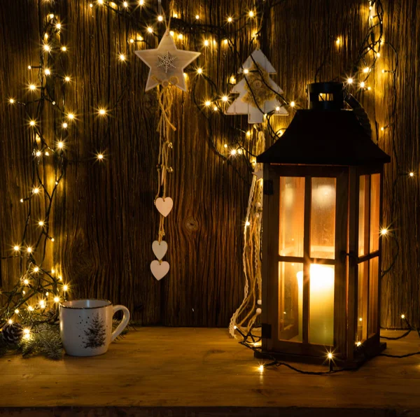 クリスマスの照明と木製の背景の装飾 — ストック写真