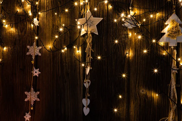 Vánoční Světla Ozdoby Dřevěné Pozadí — Stock fotografie