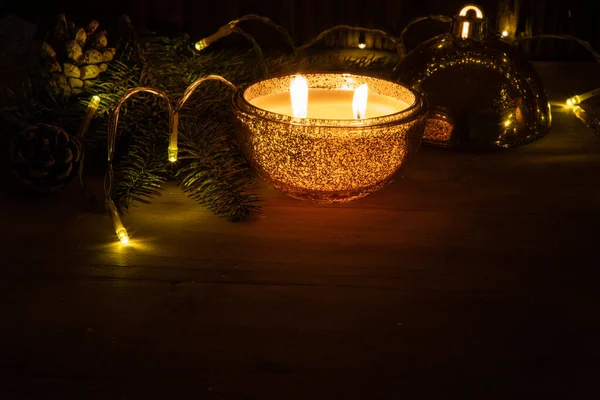 木制背景下的圣诞彩灯和装饰品 — 图库照片