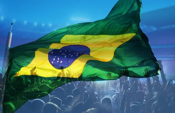 サッカーやサッカーのファンやブラジルの国旗 — ストック写真