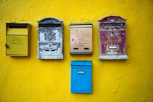 Sarı Duvardaki Posta Kutuları — Stok fotoğraf