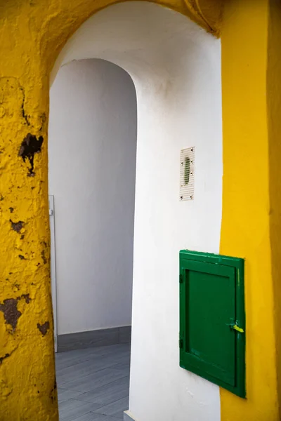 Briefkästen Gelber Wand — Stockfoto