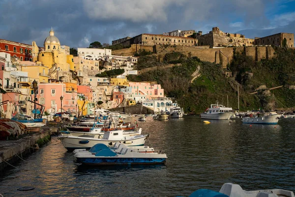 Hermosa Isla Italiana Procida Famosa Por Colorido Puerto Deportivo Pequeñas —  Fotos de Stock